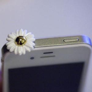Kawaii White Daisy Flower Iphone Earphone..